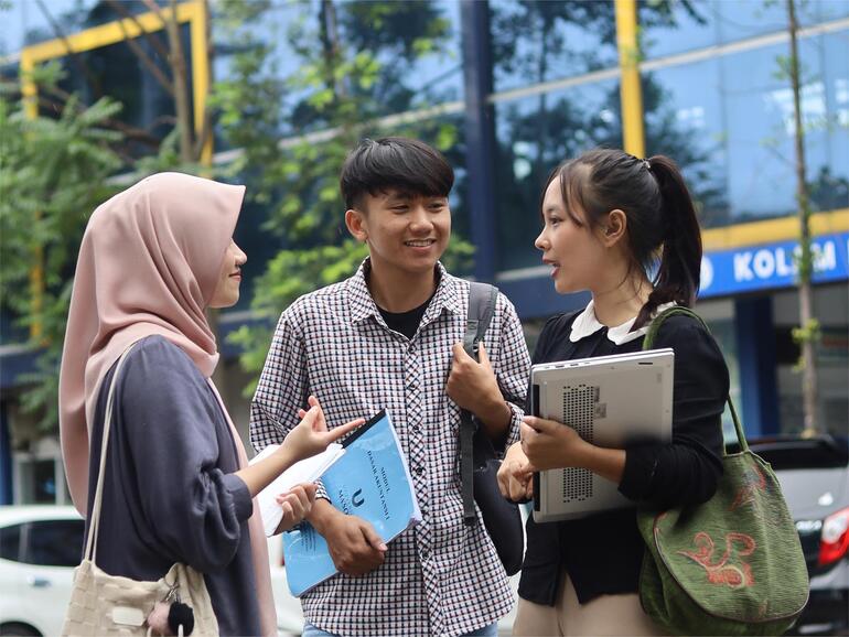 Apakah Tidak Kuliah Membuat Kamu Tertinggal Finansial dan Karier?