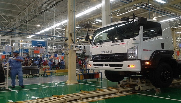 Tips Penting Perawatan Truk Isuzu Selama Musim Hujan